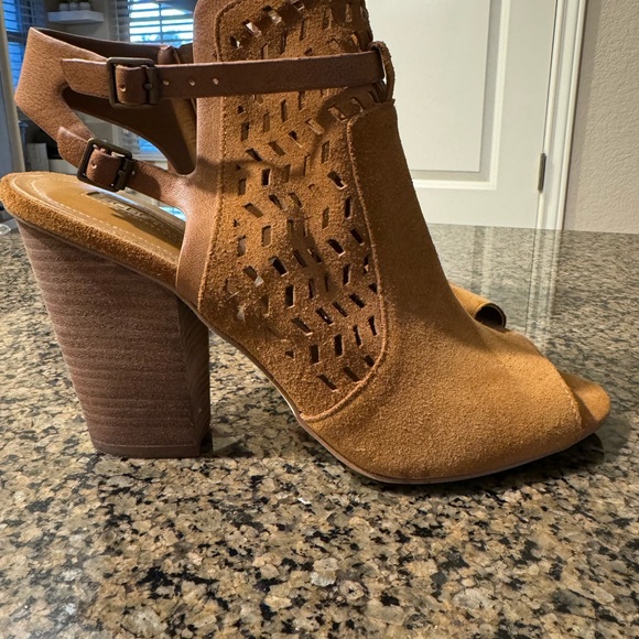 Cute!! BCBG Slightly used Suede Booties Camel color Size 9 1/2 4” heel Zip sides - Picture 6 of 15